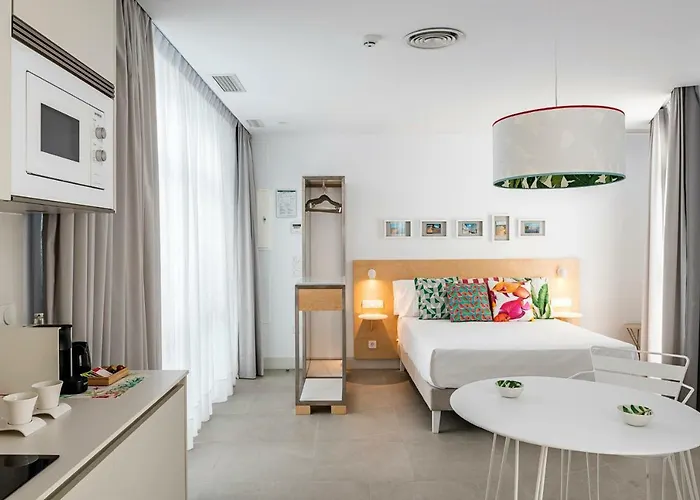 Y Estudios Centricos Conil 아파트호텔 3*